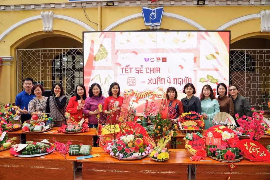 Những mâm bánh chưng được trưng bày sau khi các lớp hoàn thành phần thi gói bánh.