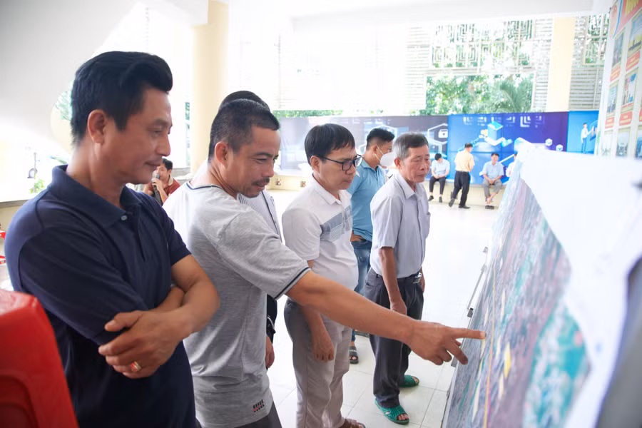 Người dân có đất bị thu hồi ở dự án cao tốc Biên Hòa - Vũng Tàu đang xem mô hình dự án
