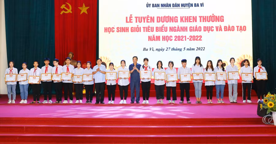 Phó Giám đốc Sở GD&amp;ĐT Hà Nội Phạm Xuân Tiến và lãnh đạo huyện Ba Vì tặng thưởng cho các em học sinh xuất sắc.