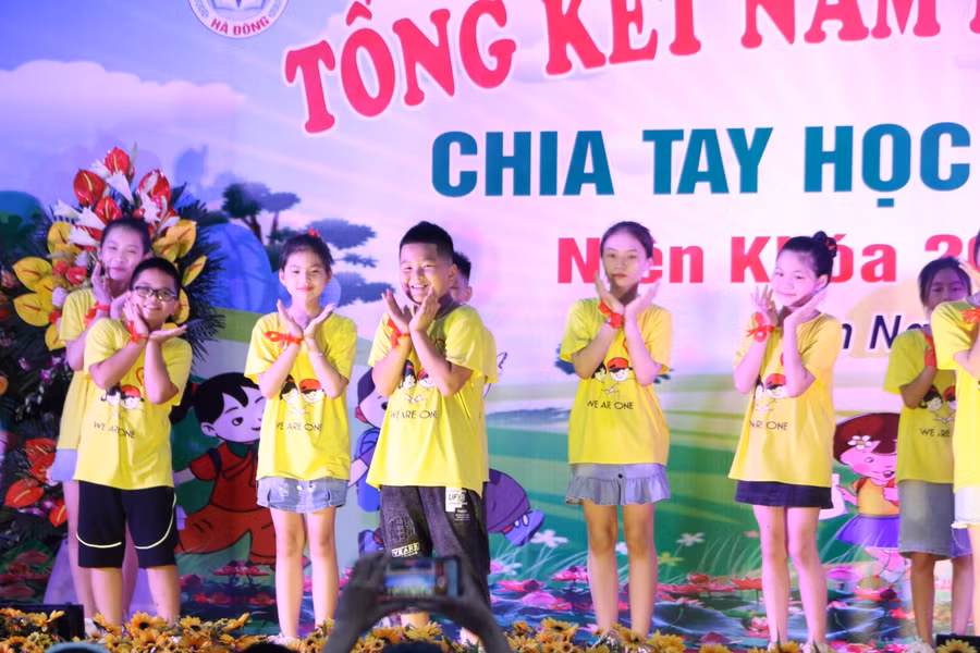Những nụ cười thân thương bên bạn bè, thầy cô sẽ luôn là kỷ niệm đẹp thời học trò.