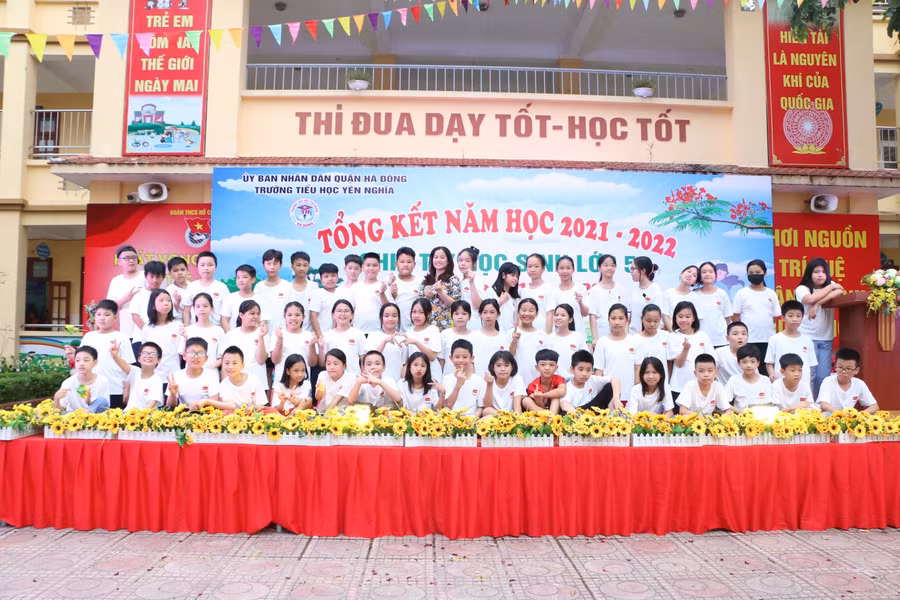 Cô trò cùng nhau lưu giữ khoảnh khắc đáng nhớ sau 5 năm gắn bó.