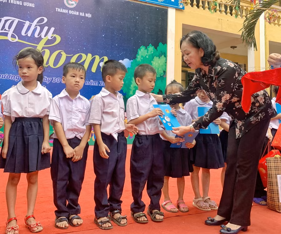 Đồng chí Trương Thị Mai, Trưởng ban Dân vận Trung ương tặng quà cho học sinh.