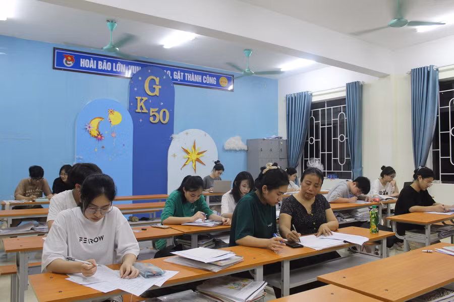 Cô Trịnh Thị Hà, giáo viên chủ nhiệm lớp 12G (thứ 3 từ trái qua) đồng hành cùng trò vào các buổi tối ôn thi tốt nghiệp THPT. Ảnh: Lường Toán.