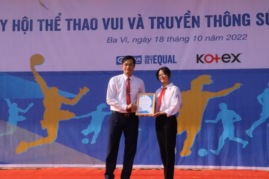 Trưởng phòng GD&amp;ĐT Ba Vì Phùng Ngọc Oanh trao chứng nhận cho học sinh.