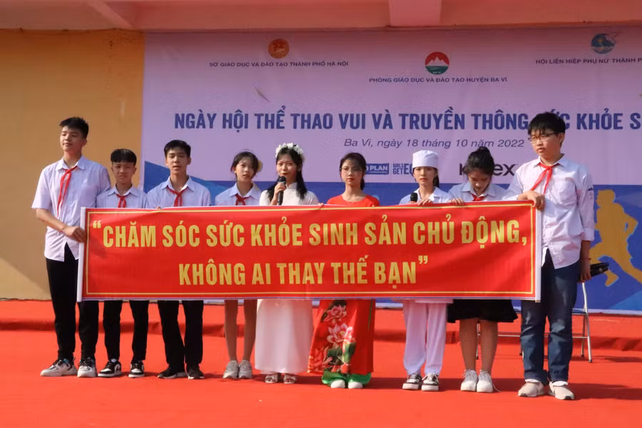 Học sinh cùng thể hiện tinh thần của buổi truyền thông về sức khỏe sinh sản tuổi vị thành niên.
