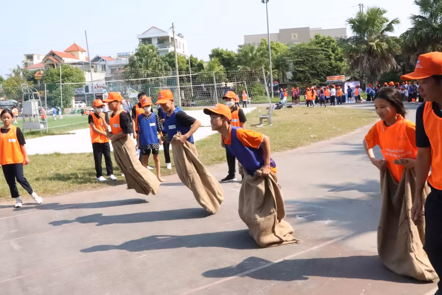 Trò chơi nhảy bao bố thu hút nhiều học sinh tham gia với những tràng cười sảng khoái.