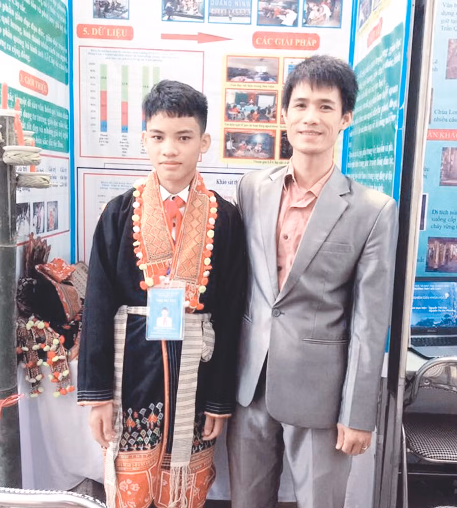 Thầy Đặng Ngọc Lĩnh cùng học trò