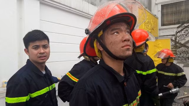 Thượng úy Nguyễn Việt - một trong những người đầu tiên tiếp cận đám cháy.