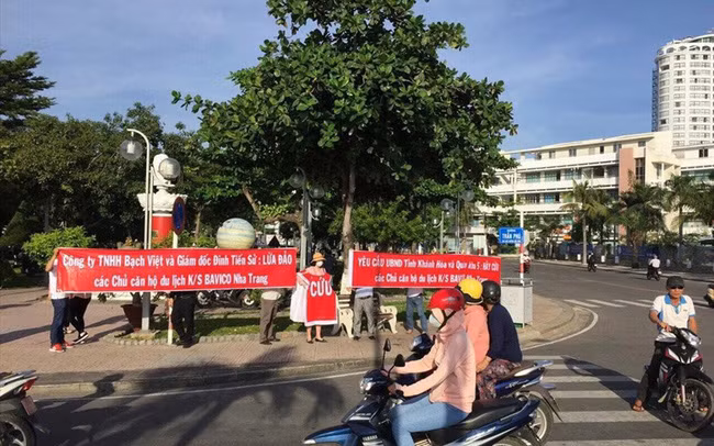 Nhiều chủ căn hộ tại khách sạn bavico tập trung cầu cứu UBND tỉnh Khánh Hòa. ảnh cắt từ clip