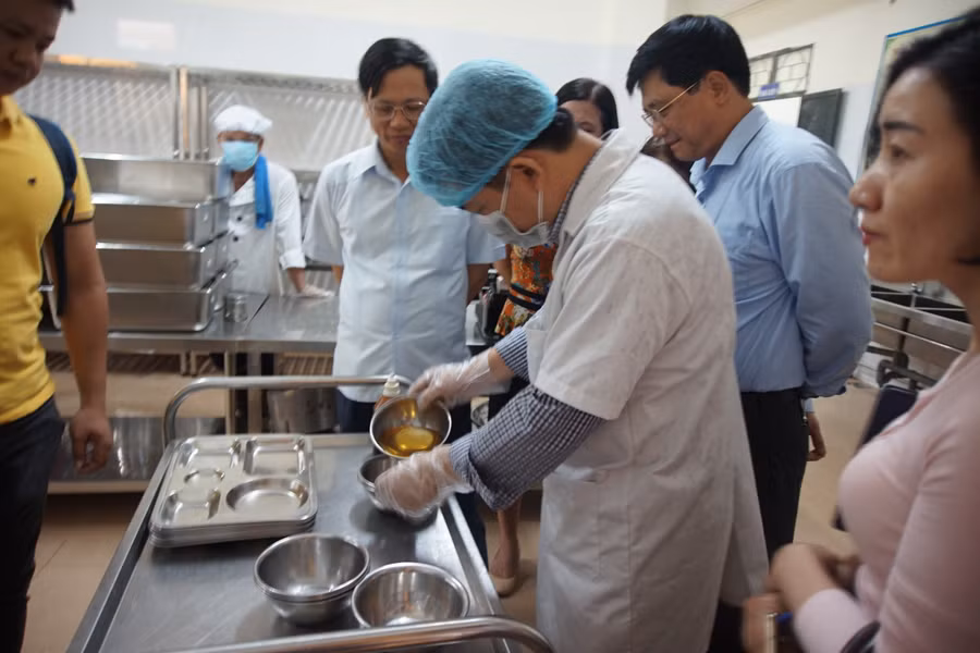 Đoàn kiểm tra liên ngành kiểm tra ATVSTP tại trường TH Đên Lừ- Quận Hoàng mai- Hà Nội Đoàn kiểm tra liên ngành kiểm tra ATVSTP tại trường TH Đên Lừ- Quận Hoàng mai- Hà Nội