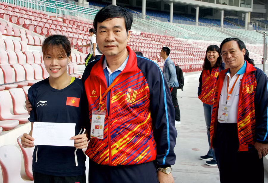 Trưởng đoàn Ngũ Duy Anh động viên và "thưởng nóng" cho Phạm Thị Huệ. Trưởng đoàn Ngũ Duy Anh động viên và "thưởng nóng" cho Phạm Thị Huệ.