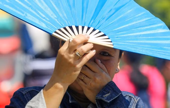 Khách hành hương đội nắng viếng ngôi chùa giữa sông ở Sài Gòn