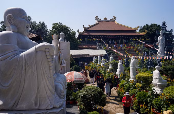 Khách hành hương đội nắng viếng ngôi chùa giữa sông ở Sài Gòn