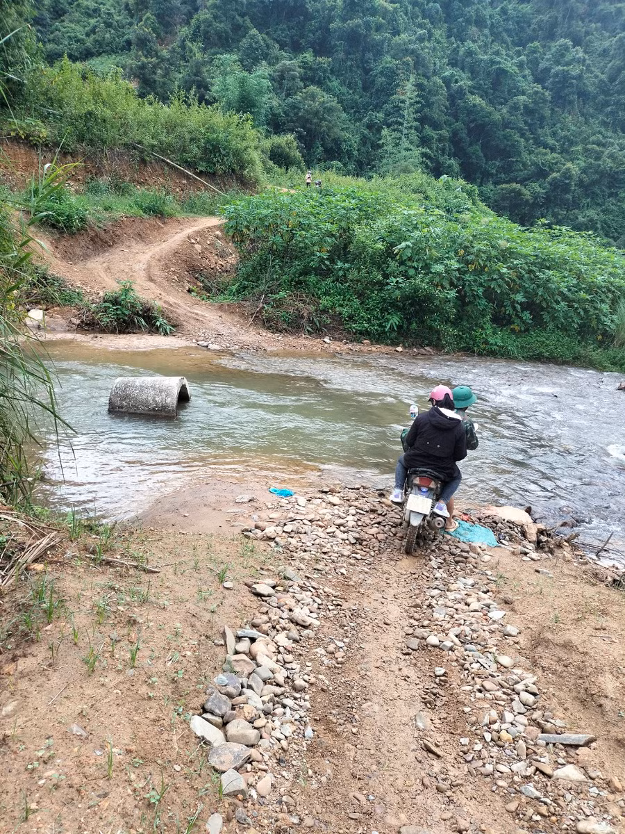 Giáo viên "cắm bản" vẫn phải trèo đèo, lội suối mỗi khi đến trường. Giáo viên "cắm bản" vẫn phải trèo đèo, lội suối mỗi khi đến trường.