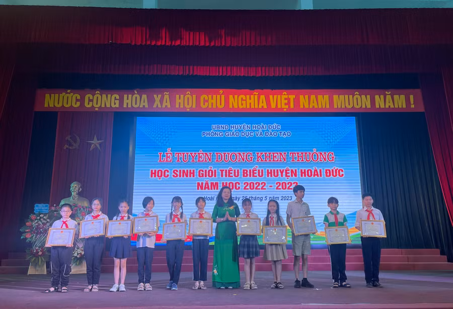 Bà Trần Lưu Hoa - Phó Giám đốc Sở GD&amp;ĐT Hà Nội trao thưởng cho các em học sinh tiêu biểu.
