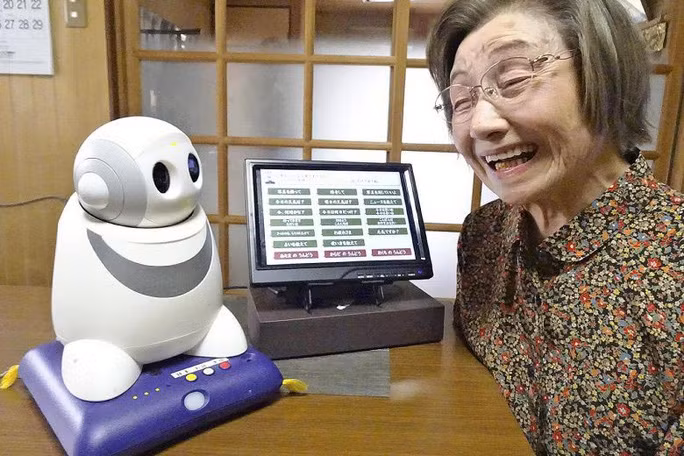 Robot tâm sự với người cao tuổi cô đơn.