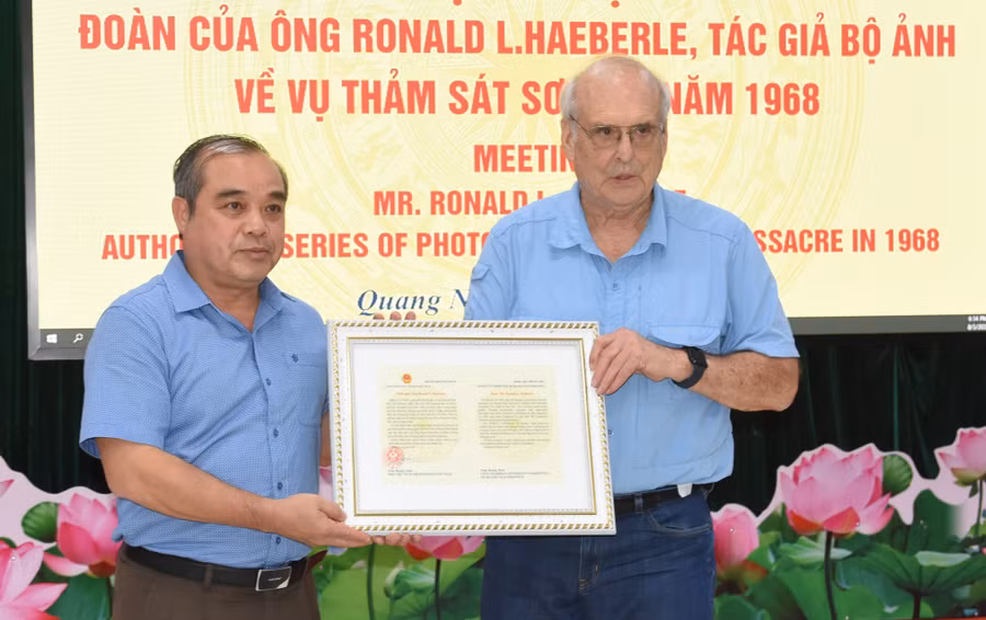 Ông Ronald L. Haeberle, tác giả bộ ảnh vụ thảm sát Sơn Mỹ, đã đồng ý cho khu chứng tích Sơn Mỹ trưng bày các bức ảnh của ông liên quan đến vụ thảm sát. Ảnh chụp hôm 8/3. Ông Ronald L. Haeberle, tác giả bộ ảnh vụ thảm sát Sơn Mỹ, đã đồng ý cho khu chứng tích Sơn Mỹ trưng bày các bức ảnh của ông liên quan đến vụ thảm sát. Ảnh chụp hôm 8/3.