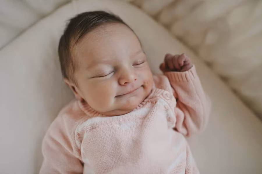 Bác sĩ thường khuyên trẻ ngủ giường riêng để phát triển cột sống và thắt lưng đúng cách. (Ảnh: ITN) Bác sĩ thường khuyên trẻ ngủ giường riêng để phát triển cột sống và thắt lưng đúng cách. (Ảnh: ITN)