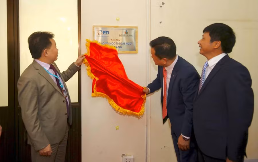 Khai trương phòng học ngoại ngữ đa năng Khai trương phòng học ngoại ngữ đa năng