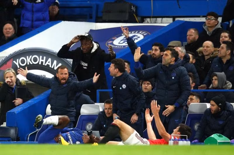 Maguire đạp Michy Batshuayi nhưng trọng tài không rút thẻ đỏ.