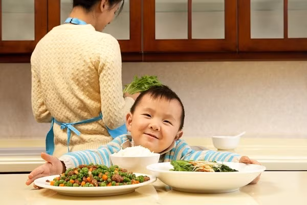 Giai đoạn 2-3 tuổi là thời điểm lý tưởng nhất để dạy trẻ tự lập trên bàn ăn. (Ảnh minh họa).