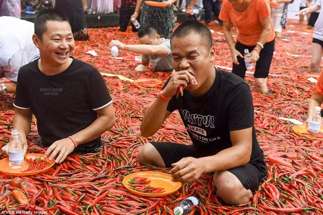 Nhiều người vừa ăn vừa xuýt xoa vì quá cay và nóng