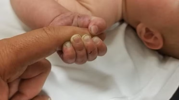 Em bé đã sống sót như một phép màu sau khi bị chôn 9 tiếng đồng hồtrên núi trong cái lạnh 7 độ 