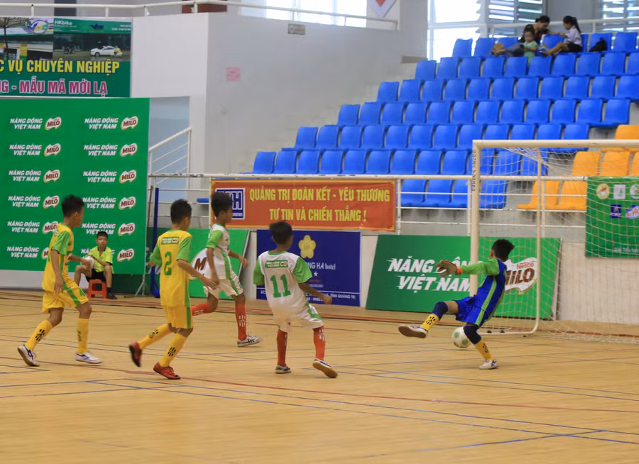 Pha ghi bàn gỡ hòa 1-1 của cầu thủ đội Kiên Giang Pha ghi bàn gỡ hòa 1-1 của cầu thủ đội Kiên Giang