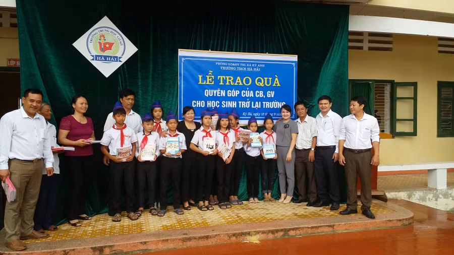 Cán bộ giáo viên trường THCS Hà Hải quyên góp trao quà động viên học sinh trở lại trường học dù cuộc sống còn khó khăn.