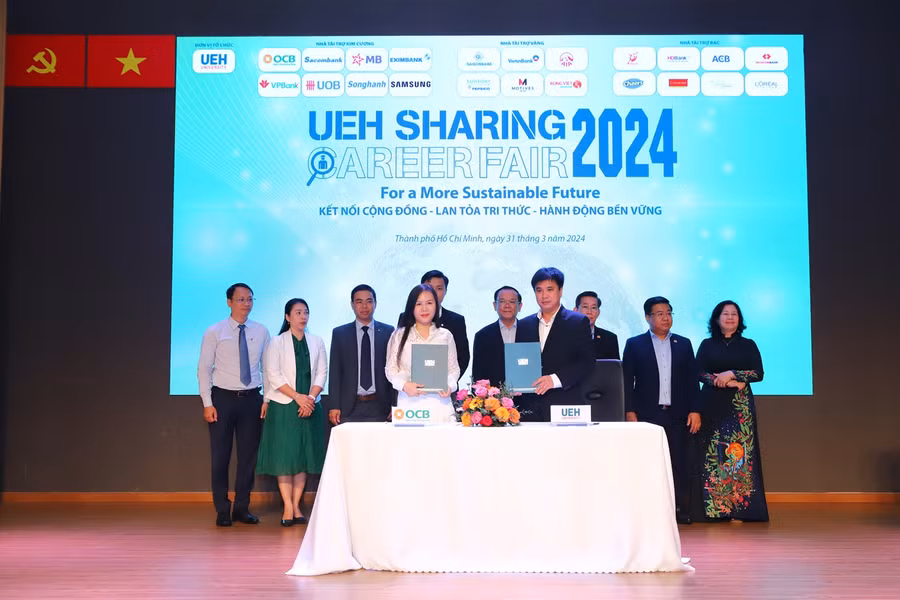 Đại diện UEH ký kết hợp tác với Doanh nghiệp tại sự kiện UEH SHARING - CAREER FAIR 2024.