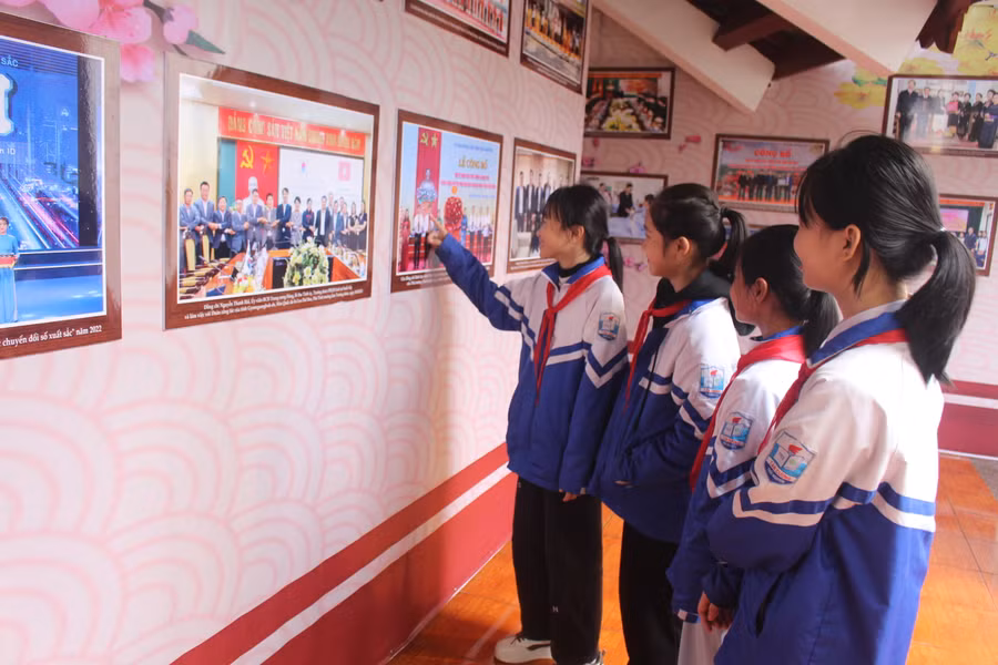 Các em học sinh hào hứng tham gia triển lãm. Các em học sinh hào hứng tham gia triển lãm.