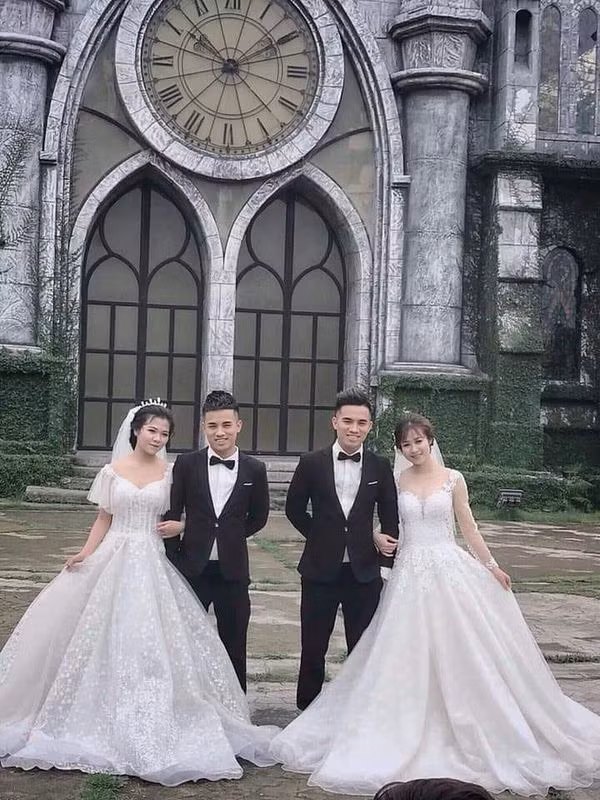 2 cặp đôi cùng chụp ảnh cưới ở 1 địa điểm.