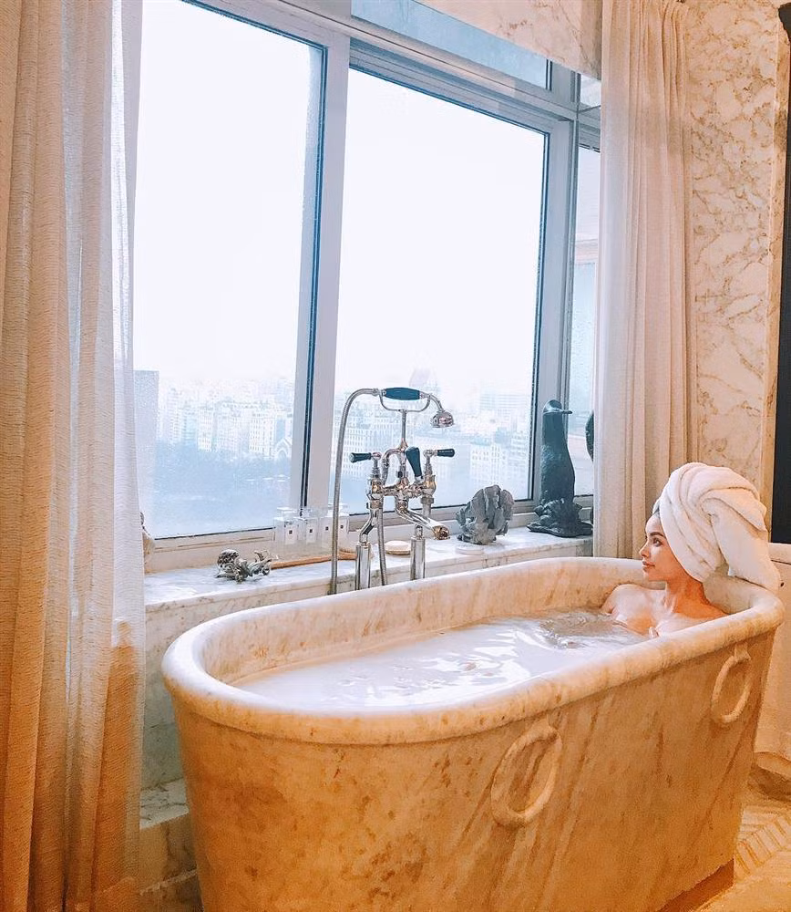 Nhan sắc Phạm Hương thất thường trên đất Mỹ: Khi sắc sảo hút hồn, lúc nhợt nhạt như phụ nữ sau sinh-4