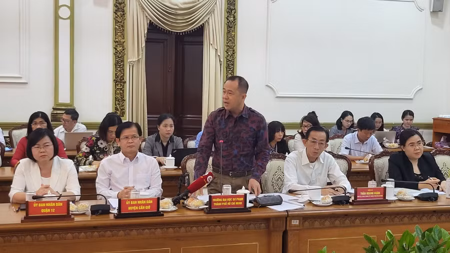 GS Huỳnh Văn Sơn, Hiệu trưởng Trường ĐH Sư phạm TPHCM nêu kiến nghị các giải pháp đào tạo giáo viên tại hội nghị.