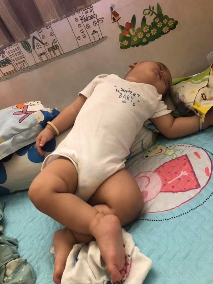 Vắt chéo chân khi ngủ mới là trend.