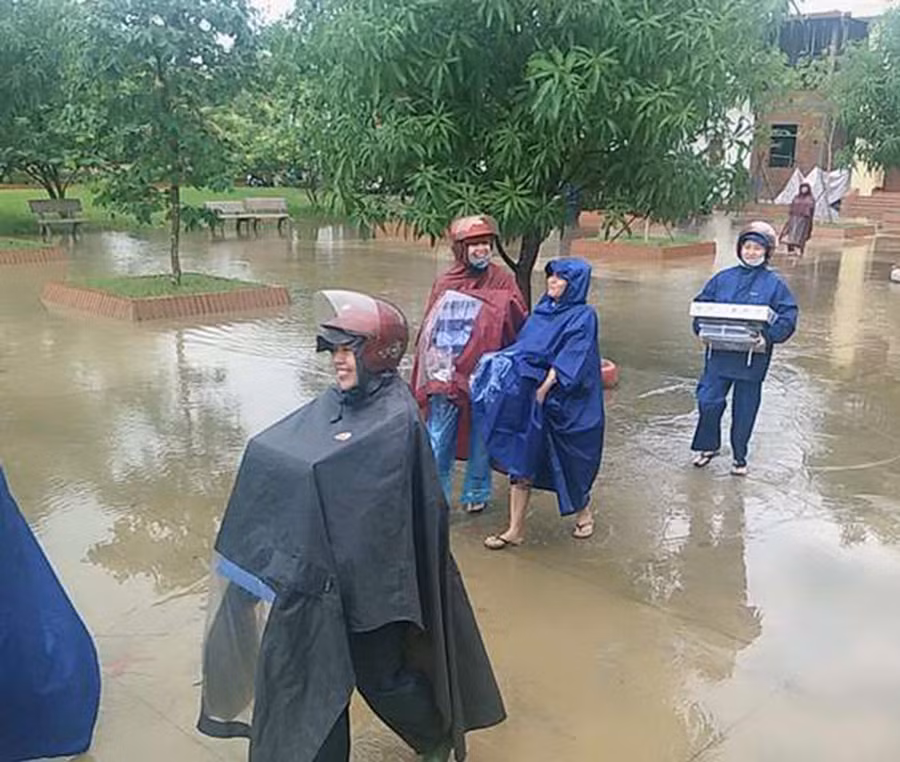 Vùng lũ chuẩn bị cho lễ khai giảng. Ảnh: T.G