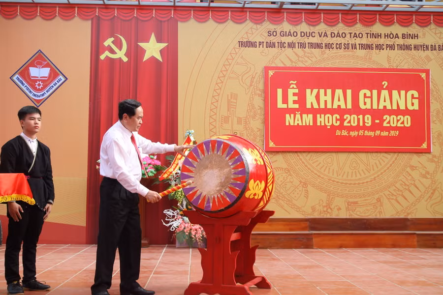 Chủ tịch Trần Thanh Mẫn đánh trống khai giảng Chủ tịch Trần Thanh Mẫn đánh trống khai giảng