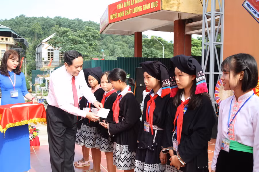 Chủ tịch Trần Thanh Mẫn trao quà cho các học sinh tiêu biểu Chủ tịch Trần Thanh Mẫn trao quà cho các học sinh tiêu biểu