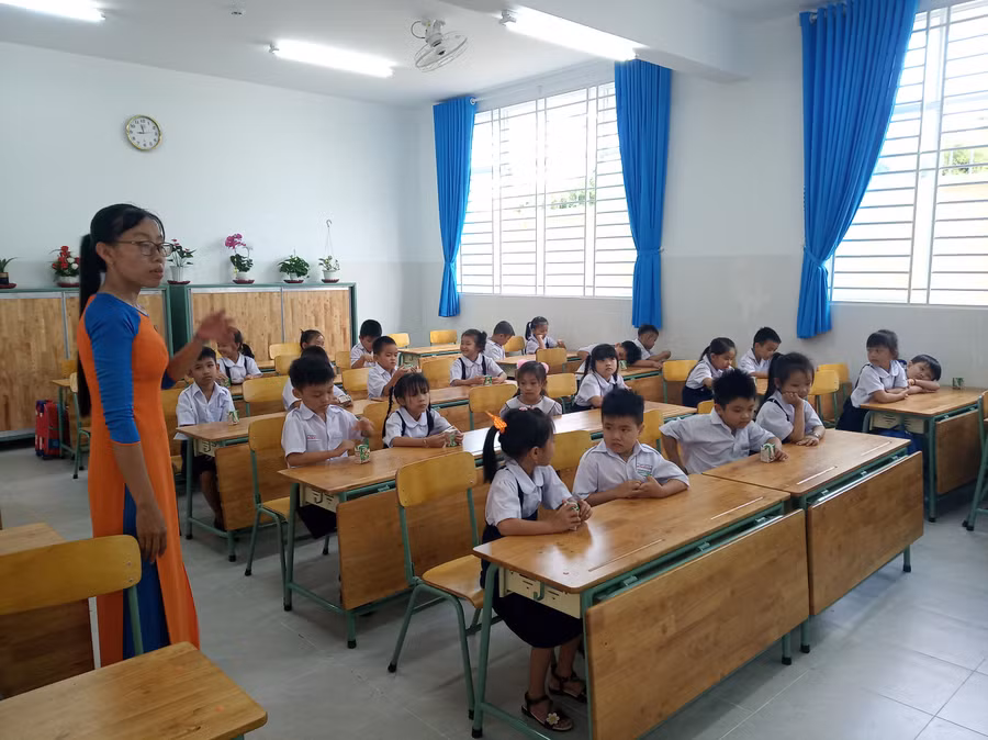 Phòng học với bàn ghế thiết bị mới cho năm học mới nhiều thuận lợi