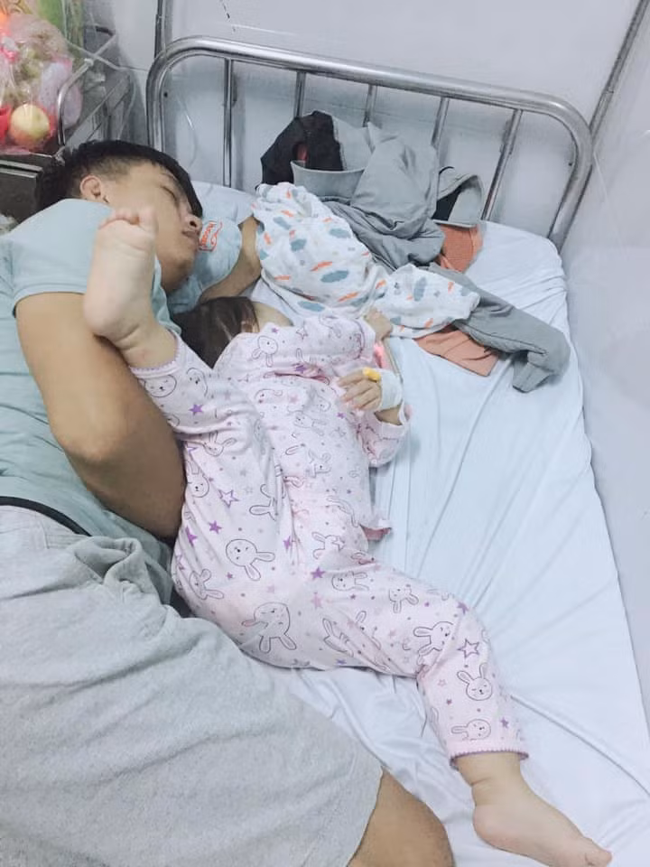 Nằm cạnh bố là thoải mái nhất, tha hồ mà dang tay dang chân.