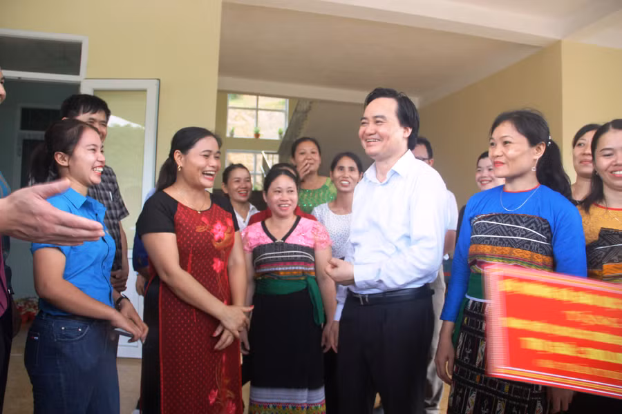 Bộ trưởng Bộ GD&ĐT Phùng Xuân Nhạ trò chuyện cùng đội ngũ cán bộ, giáo viên, công nhân viên tại Trường Mầm non Sơn Hà (huyện Quan Sơn, Thanh Hóa). Ảnh: Thế Lượng Bộ trưởng Bộ GD&ĐT Phùng Xuân Nhạ trò chuyện cùng đội ngũ cán bộ, giáo viên, công nhân viên tại Trường Mầm non Sơn Hà (huyện Quan Sơn, Thanh Hóa). Ảnh: Thế Lượng