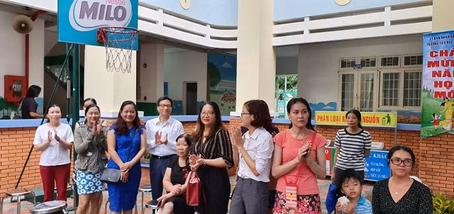 Phó thủ tướng Vũ Đức Đam lặng lẽ ra khu vực phía sau cùng phụ huynh đứng xem phần lễ
