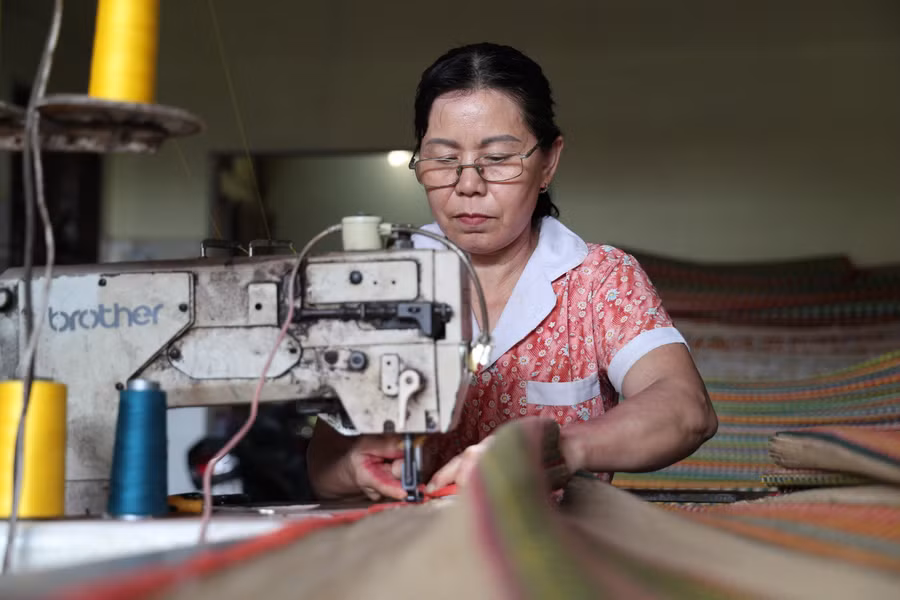 Bà Lê Thị Cơ chủ một cơ sở cho biết, theo thời gian những ruộng cói ở Nghĩa Hoà dần bị thay thế bởi những hồ tôm, buộc các hộ sản xuất như bà phải nhập cói từ các tỉnh khác về, chi phí vì thế mà tăng lên nhiều lần và nhiều người bỏ nghề. Bà Lê Thị Cơ chủ một cơ sở cho biết, theo thời gian những ruộng cói ở Nghĩa Hoà dần bị thay thế bởi những hồ tôm, buộc các hộ sản xuất như bà phải nhập cói từ các tỉnh khác về, chi phí vì thế mà tăng lên nhiều lần và nhiều người bỏ nghề.