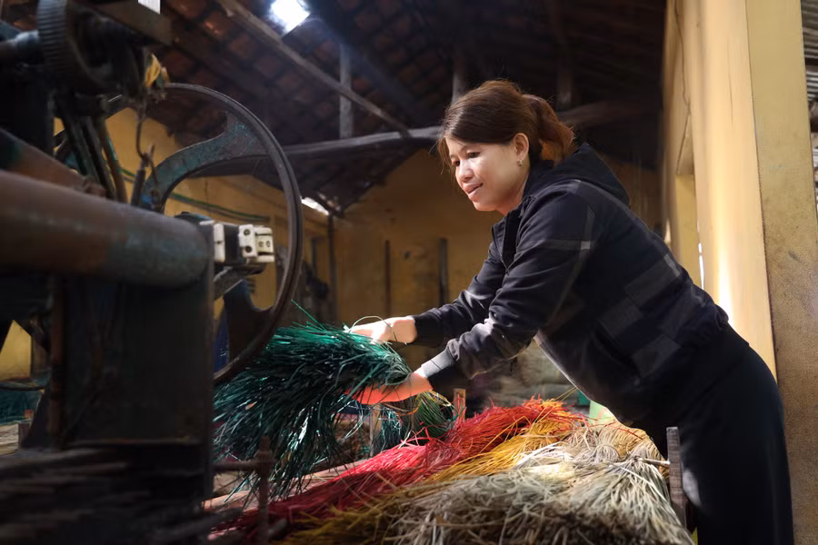 Làng nghề dệt chiếu Thu Xà (xã Nghĩa Hòa, huyện Tư Nghĩa) là một trong những làng nghề chiếu đầu tiên ở Quảng Ngãi. Các làng nghề dệt chiếu xưa thường nằm ở vùng ven biển, do nơi đây trồng được nguyên liệu cho nghề, đó là cây cói (lác). Làng nghề dệt chiếu Thu Xà (xã Nghĩa Hòa, huyện Tư Nghĩa) là một trong những làng nghề chiếu đầu tiên ở Quảng Ngãi. Các làng nghề dệt chiếu xưa thường nằm ở vùng ven biển, do nơi đây trồng được nguyên liệu cho nghề, đó là cây cói (lác).