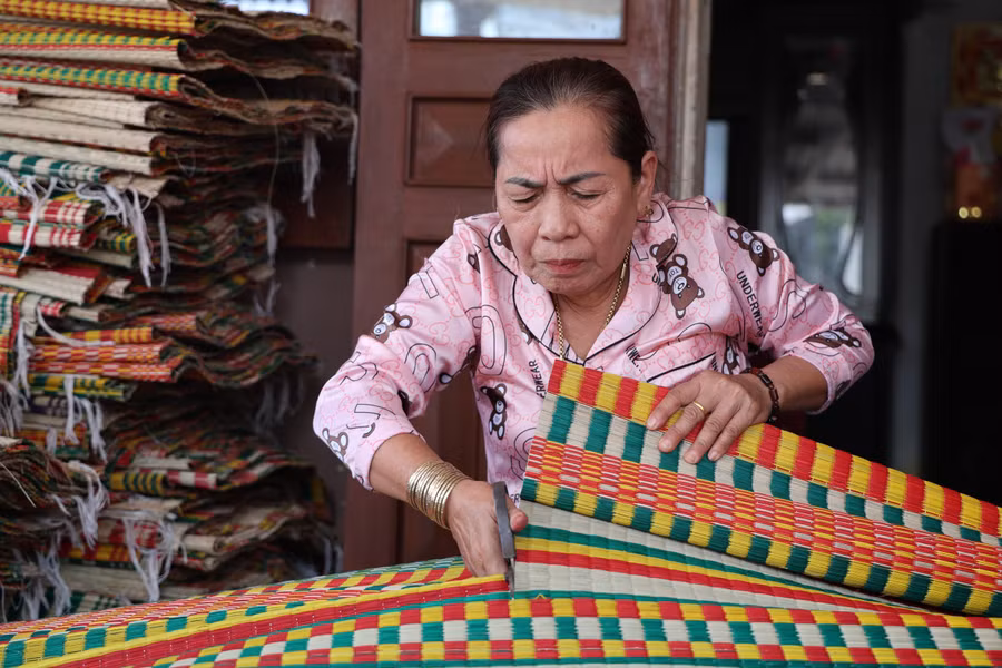 Bà Trần Thị Lợi (62 tuổi) là đời thứ 5 của gia đình gắn với nghề dệt chiếu. Theo bà, nghề này lắm công phu nhưng thu nhập lại không cao. Dẫu vậy, bà vẫn quyết tâm giữ gìn nghề truyền thống của tổ tiên để lại. Bà Trần Thị Lợi (62 tuổi) là đời thứ 5 của gia đình gắn với nghề dệt chiếu. Theo bà, nghề này lắm công phu nhưng thu nhập lại không cao. Dẫu vậy, bà vẫn quyết tâm giữ gìn nghề truyền thống của tổ tiên để lại.