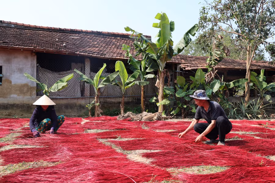 Chiếu Thu Xà nổi tiếng dày, nhiều màu đẹp, bán ở thị trường các tỉnh miền Nam, rất được người tiêu dùng ưa chuộng. Chiếu Thu Xà nổi tiếng dày, nhiều màu đẹp, bán ở thị trường các tỉnh miền Nam, rất được người tiêu dùng ưa chuộng.
