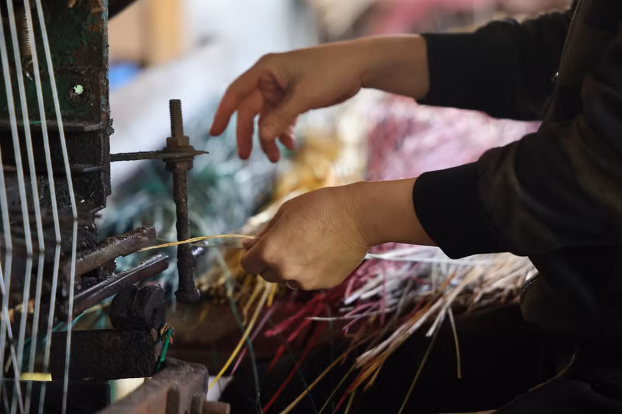 Theo Địa chí Quảng Ngãi, từ thế kỷ XV nghề dệt chiếu đã đi theo những người nông dân Thanh Hóa vào vùng đất xứ Quảng và sau đó hình thành làng sản xuất hàng hóa đáp ứng nhu cầu tiêu dùng. Theo Địa chí Quảng Ngãi, từ thế kỷ XV nghề dệt chiếu đã đi theo những người nông dân Thanh Hóa vào vùng đất xứ Quảng và sau đó hình thành làng sản xuất hàng hóa đáp ứng nhu cầu tiêu dùng.