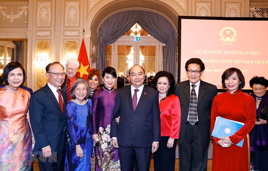 Chủ tịch nước Nguyễn Xuân Phúc gặp gỡ cộng đồng người Việt tại Thụy Sĩ