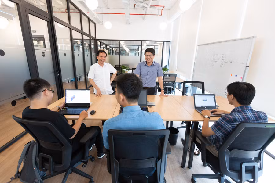 Các chuyên gia hàng đầu về AI thế giới cho biết: họ quay về vì muốn hỗ trợ các bạn sinh viên Việt Nam đi đúng hướng, từ kinh nghiệm của bản thân để giúp các bạn đi tiếp xúc với những điều mới mở ra tương lai tốt hơn. Các chuyên gia hàng đầu về AI thế giới cho biết: họ quay về vì muốn hỗ trợ các bạn sinh viên Việt Nam đi đúng hướng, từ kinh nghiệm của bản thân để giúp các bạn đi tiếp xúc với những điều mới mở ra tương lai tốt hơn.