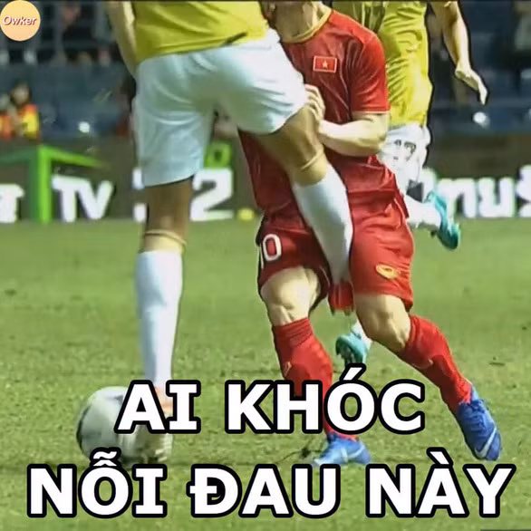 Công Phượng dính nguyên cú đá của trung vệ Thái Lan